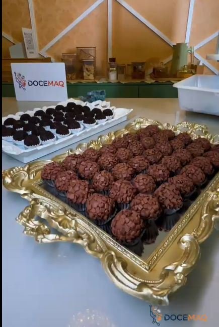 Bandeja dourada cheia de brigadeiros iguais